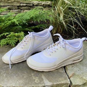 White Nike sneakers in size 6